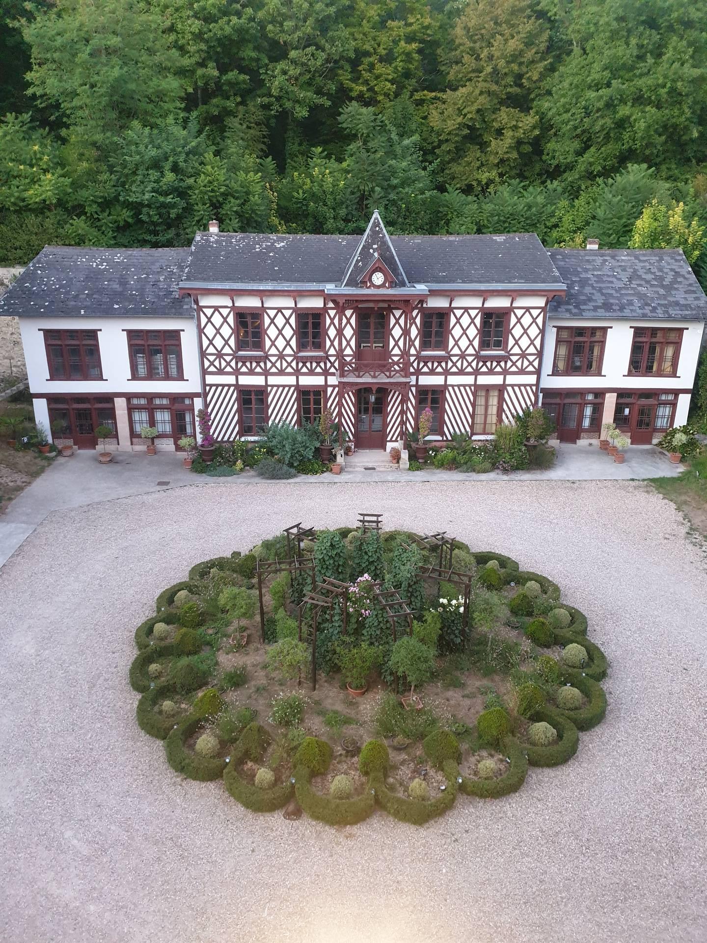 Cour -vue sur la Bibliothèque